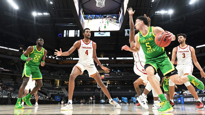 USC defends vs. Oregon